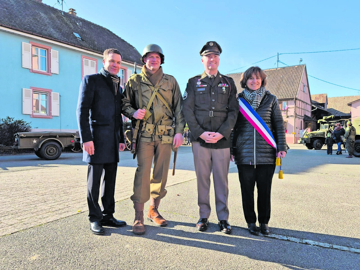 Florian Themeßl-Huber (l.) und die Bürgermeisterin von Houssen, Marie-Laure Stoffel, zusammen mit den Darstellern. ⇒Gemeinde Nüziders