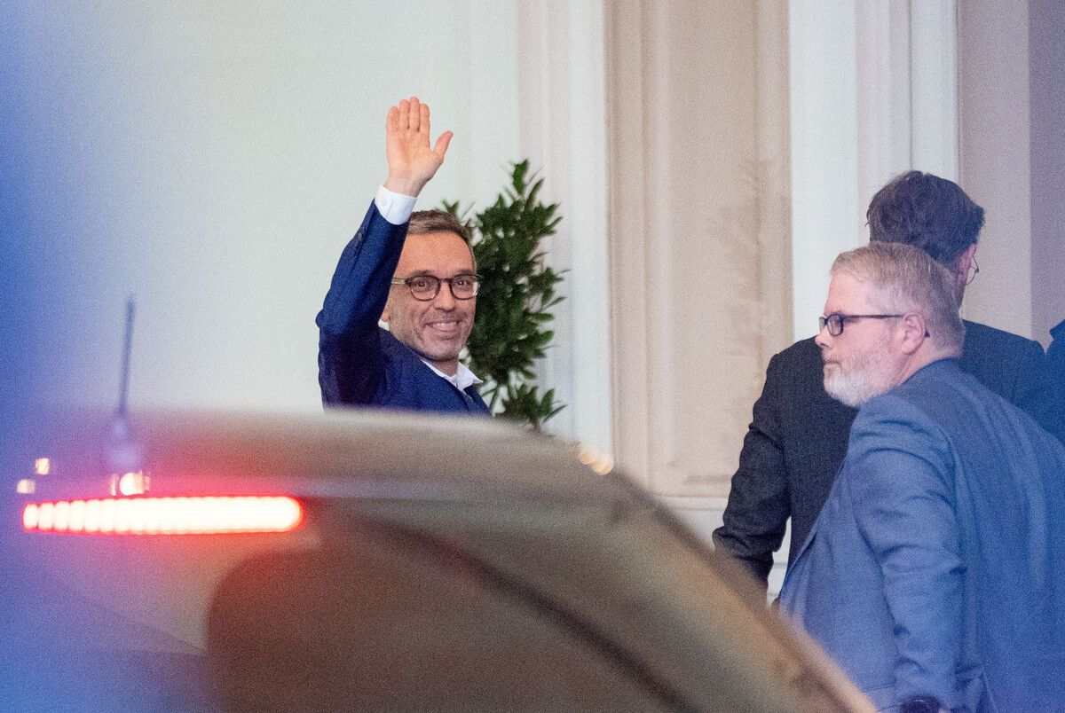 FPÖ-Chef  Herbert Kickl verließ um 18 Uhr winkend die Hofburg. Anschließend erstattete Christian Stocker Rapport. ⇒APA
