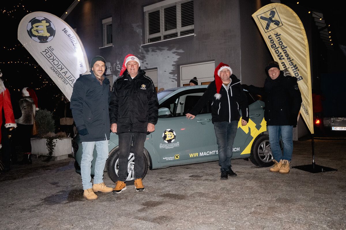 Gemeinsam mit den Sponsoren wurde das neue Auto präsentiert.⇒ Janosch Schallert