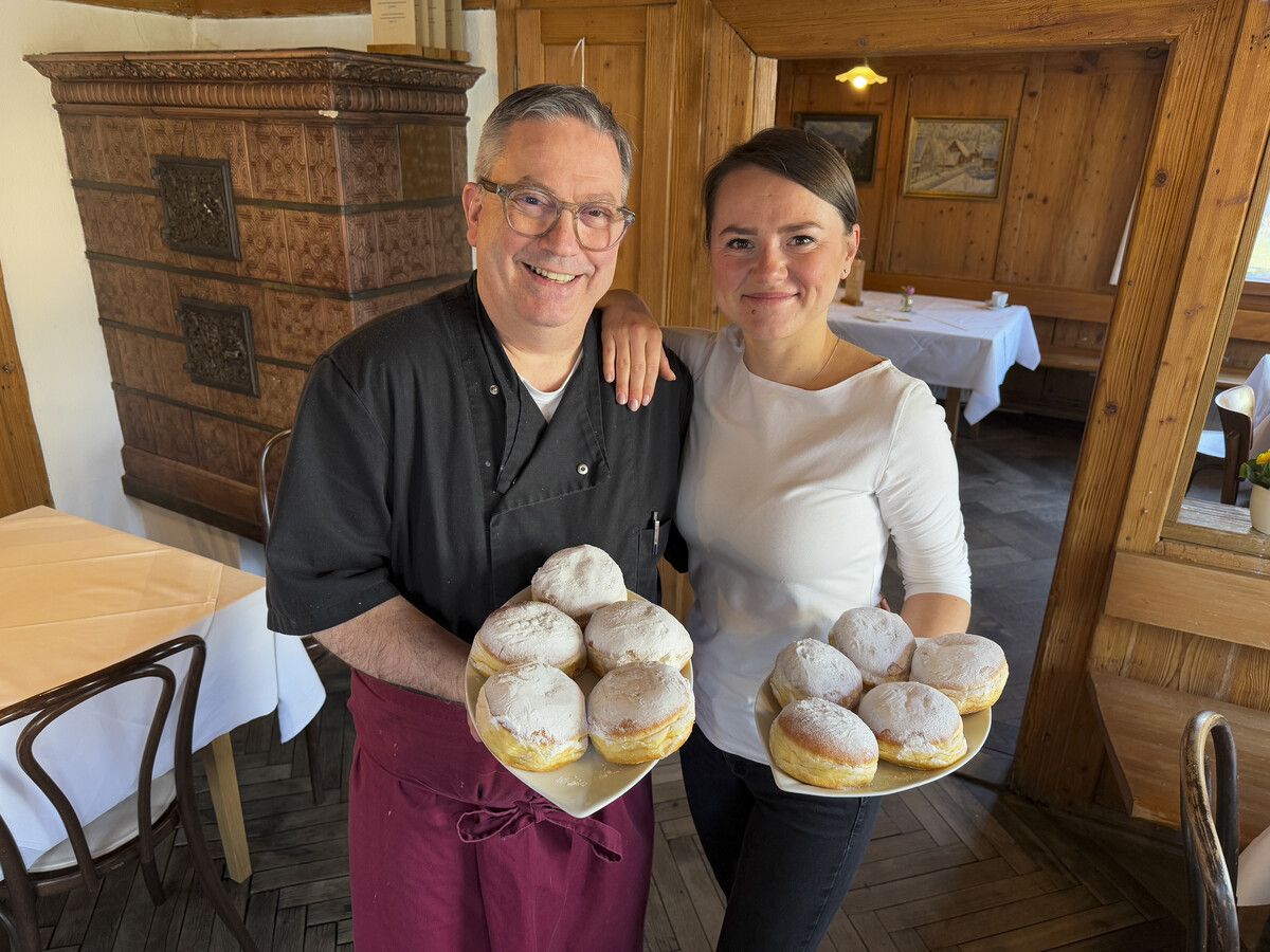 Gemsle-Chef Robert Schweizer spendierte mit Christina Leippi die Faschingskrapfen.