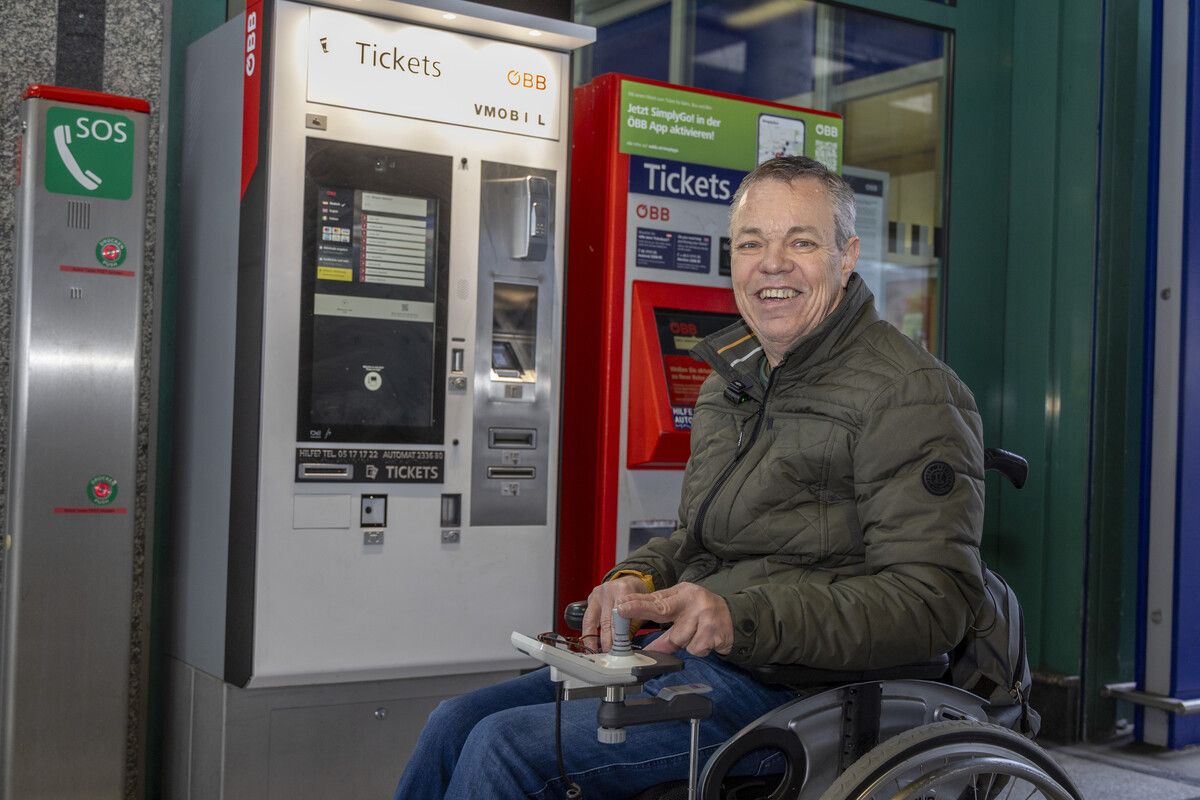 Georg Fritsch hat am Bahnhof Bregenz den neuen Ticketautomaten der ÖBB getestet. ⇒VN/Paulitsch