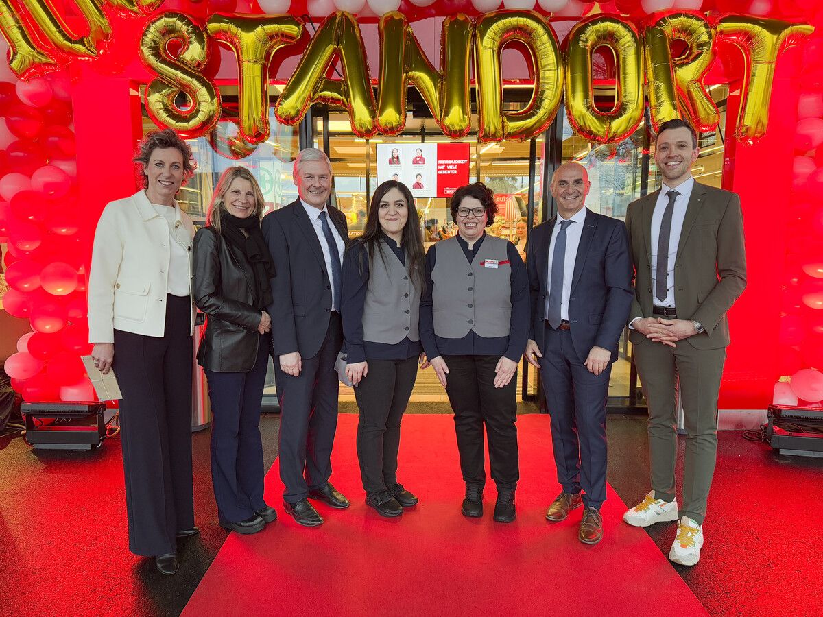 GF Carina Pollhammer, Bettina und Vorstands-Vorsitzender Hans K. Reisch, ML Kevser Özyürek, Stv. Sonja Tatschl, FGL Werner Felder und BL Thomas Gapp feierten die 100. Sparfiliale. ⇒franc
