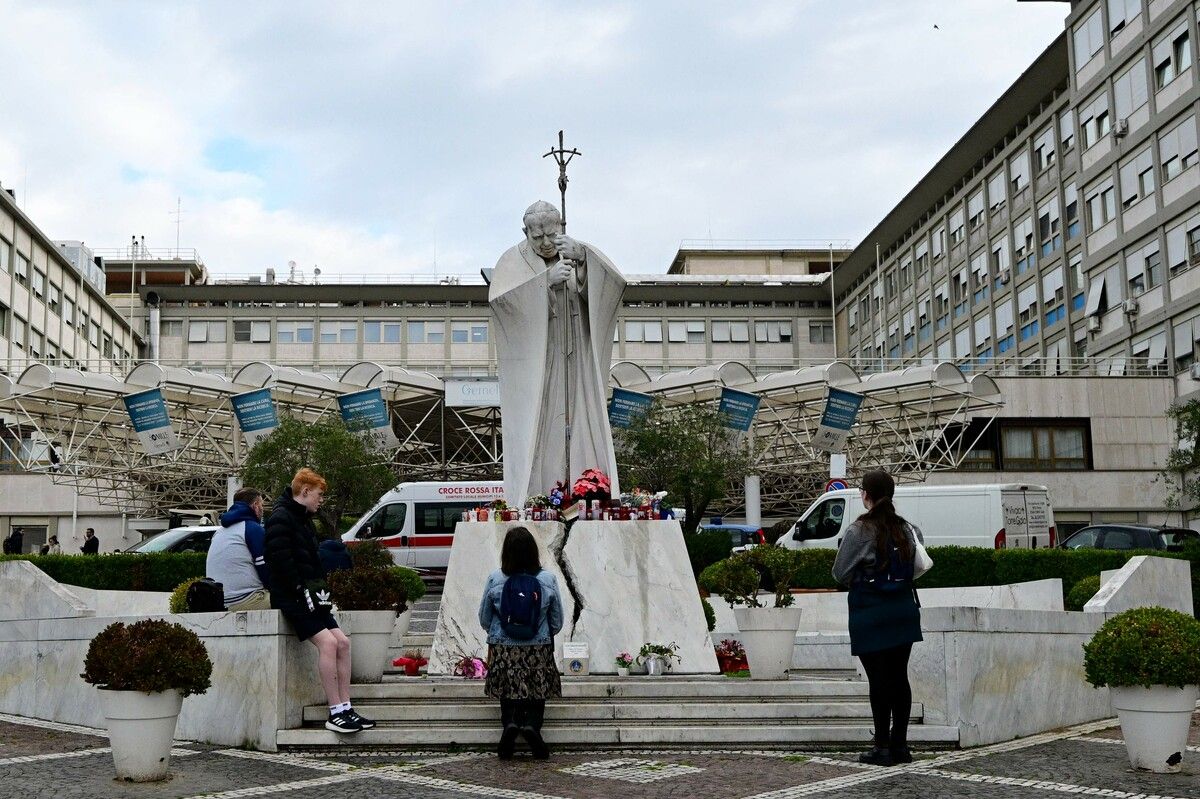 Gläubige beten vor dem Gemelli-Krankenhaus für Papst Franziskus.⇒AFP
