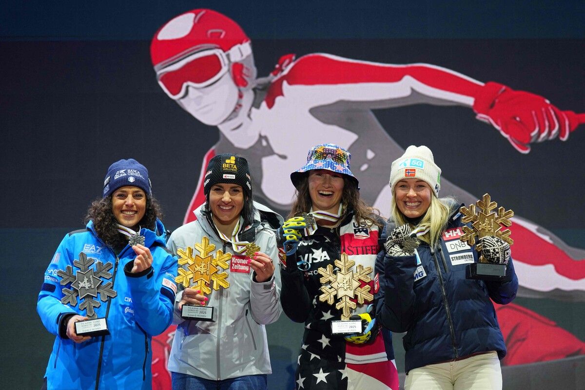 Gleich vier Läuferinnen auf dem ersten Podium der Frauenbewerbe, von links: Federica Brignone (Silber), Stephanie Venier (Gold) und die beiden Drittplatzierten, US-Girl Lauren Macuga und Norwegens Kajsa Vickhoff Lie.⇒apa