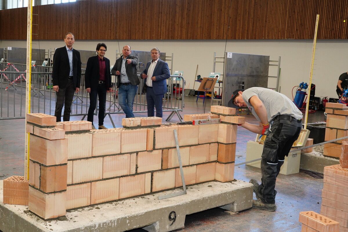 Günther Ammann, Karl-Heinz Strele, Hilmar Müller und Johannes Wilhelm (hi. v. l.) wollen das heimische Baugewerbe zukunftsfit gestalten.⇒Landesinnung Bau Vorarlberg