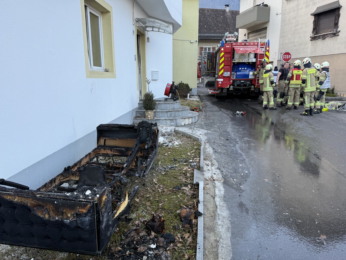 Gut 30 Feuerwehrleute der Grafenstadt rückten zur Löschung des Wohnzimmerbrandes an. Als Brandherd wurde die Couch im Wohnzimmer ausgemacht.⇒VOL/Vlach