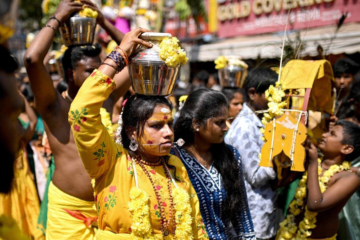 Hindu-Anhänger tragen Milchtöpfe während einer Prozession anlässlich des Thaipusam-Festes in Chennai auf dem Kopf. AFP