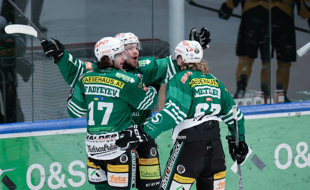 Ievgen Fadieiev (l.) und Manuel Metzler (r.) jubeln mit dem zweifachen Torschützen Roberts Lipsbergs.