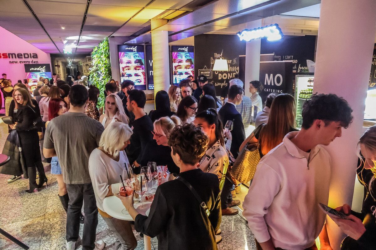 Im Foyer warteten die Kandidaten bei DJ-Sound und Drinks von MO Catering auf ihren Auftritt.
