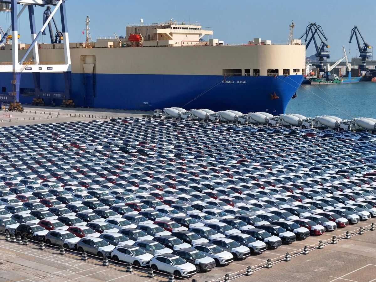 Im Hafen in Yantai, in der chinesischen Provinz Shangdong, werden Autos für den Export verladen. AFP