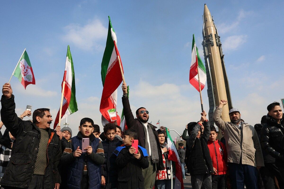 Im Iran feierten Menschenmassen bei staatlich organisierten Versammlungen den Jahrestag der Islamischen Revolution von 1979.