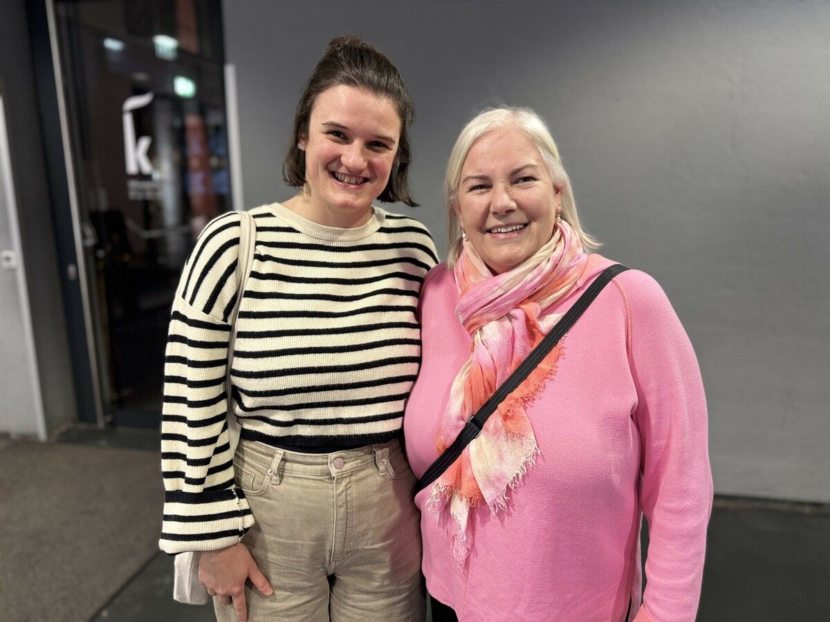 Im Publikum: Sängerin Larissa Schwärzler und Musiktherapeutin Bettina Rein.