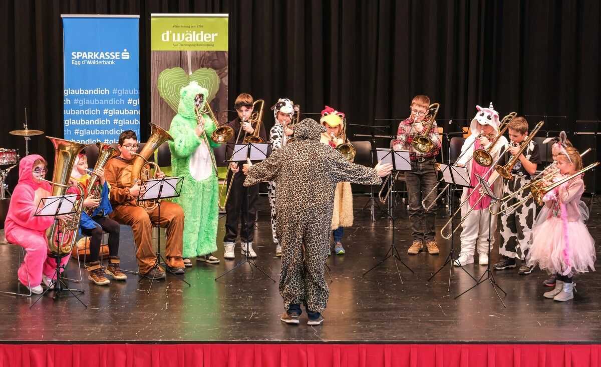 In bunten Faschingskostümen eröffnete das Ensemble “Tiefes Blech” das Faschingskonzert.⇒ME