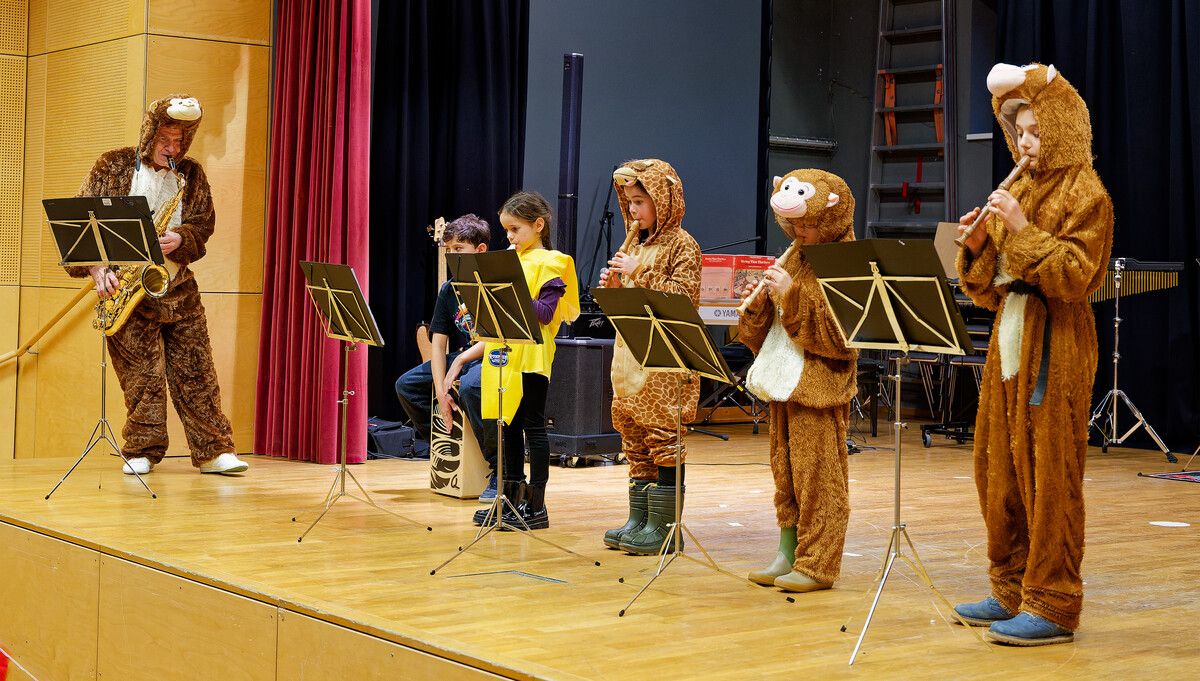 In bunten Kostümen sorgte das Flötenensemble für gute Unterhaltung.⇒Ms montafon