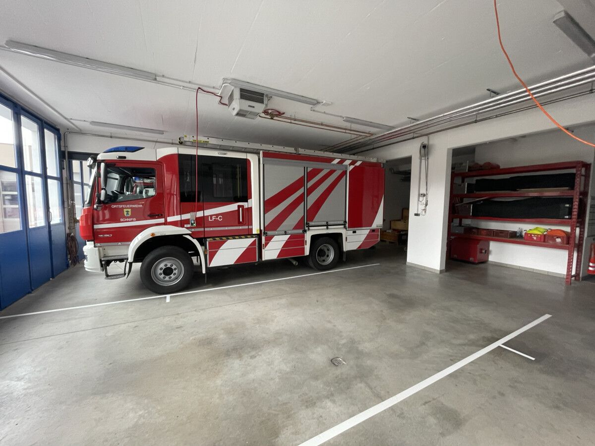 In der Garage der Feuerwehr wurde nun Platz für alle drei Fahrzeuge geschaffen. ⇒VN/sah