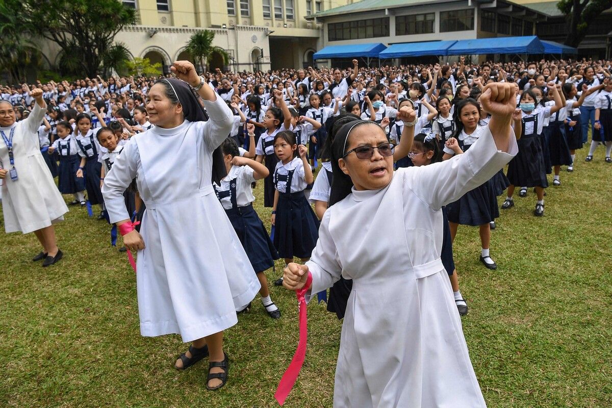 In Manila tanzen Studenten und Nonnen während einer Aktion gegen Gewalt gegen Frauen und Kinder. afp