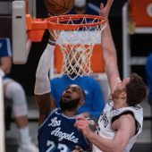 LA Lakers buhlen  um Jakob Pöltl