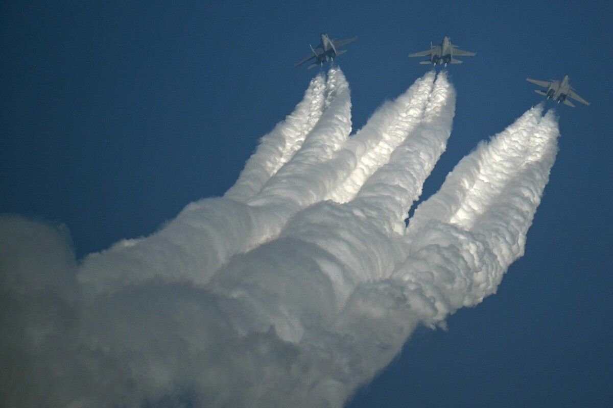 Kampfjets der indischen Luftwaffe eröffnen die „Aero India 2025“, eine militärische Luftfahrtausstellung, mit einer Flugshow. afp