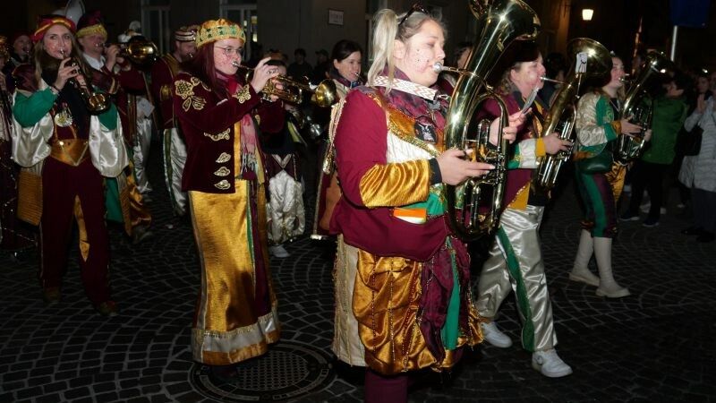 „Klostertaler Rutschifenggen“ auf dem Guggamusik-Nachtumzug. ⇒HE