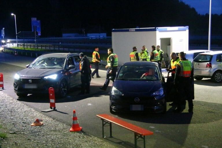 Kontrollstelle Sigmarszell: Kurz davor wendete der Autofahrer plötzlich und flüchtete in falscher Richtung. ⇒symbol/vol.at/Pletsch, DPA