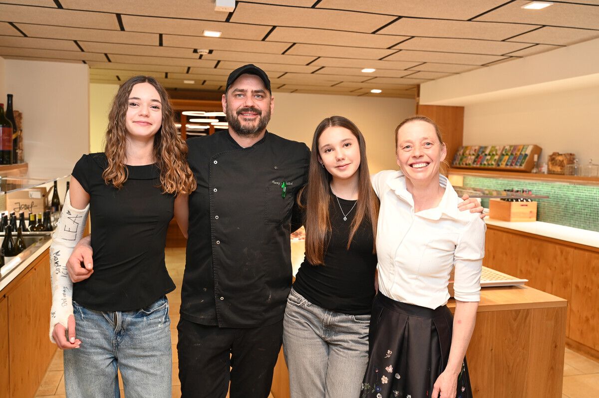 Küchenchef Franz Fritsch mit Töchtern Anna und Lea und Servicechefin und Schwester Beate. ⇒AFP