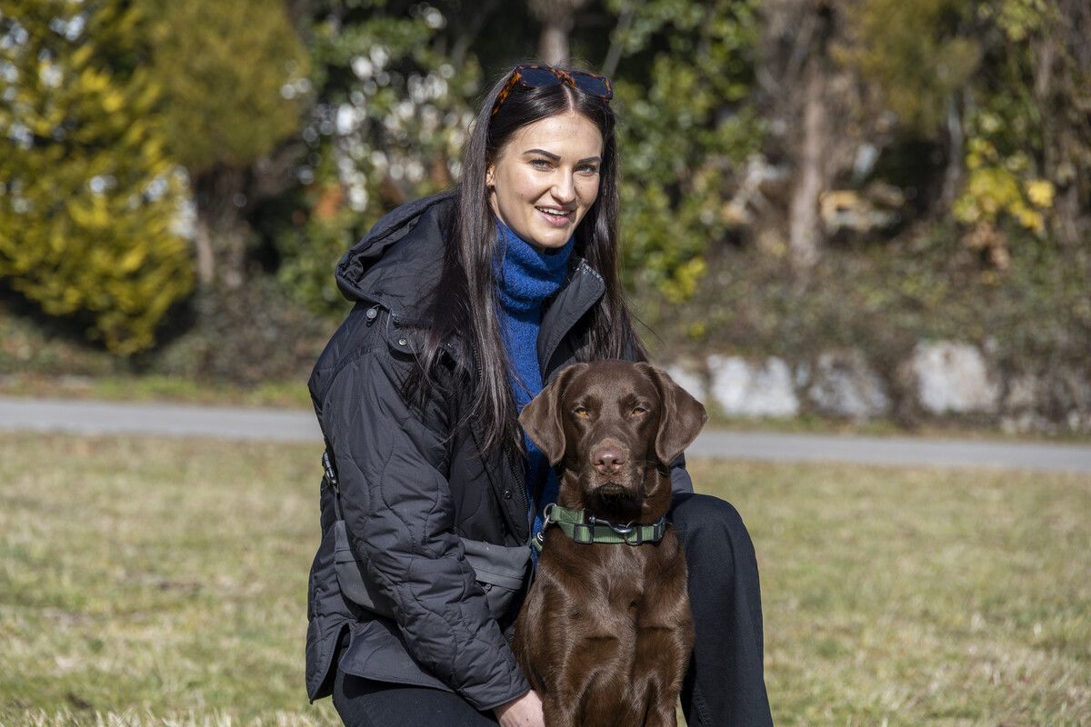Labradorhündin Nala und Julia Liebl aus Vandans sind ein eingespieltes Team. ⇒VN/Paulitsch