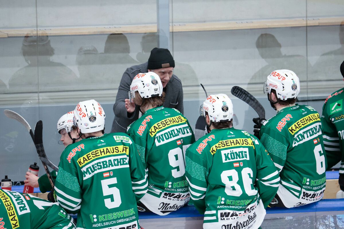 Letzte Anweisungen von Bregenzerwald-Coach Märt Eerme für seine Cracks vor dem entscheidenden Wochenende.⇒Hartinger