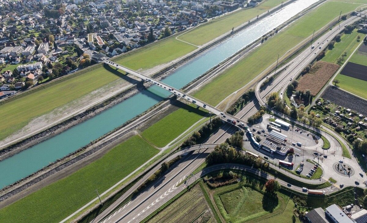 Luftaufnahme der Grenzbrücke in Au Lustenau.⇒Landesbibliothek