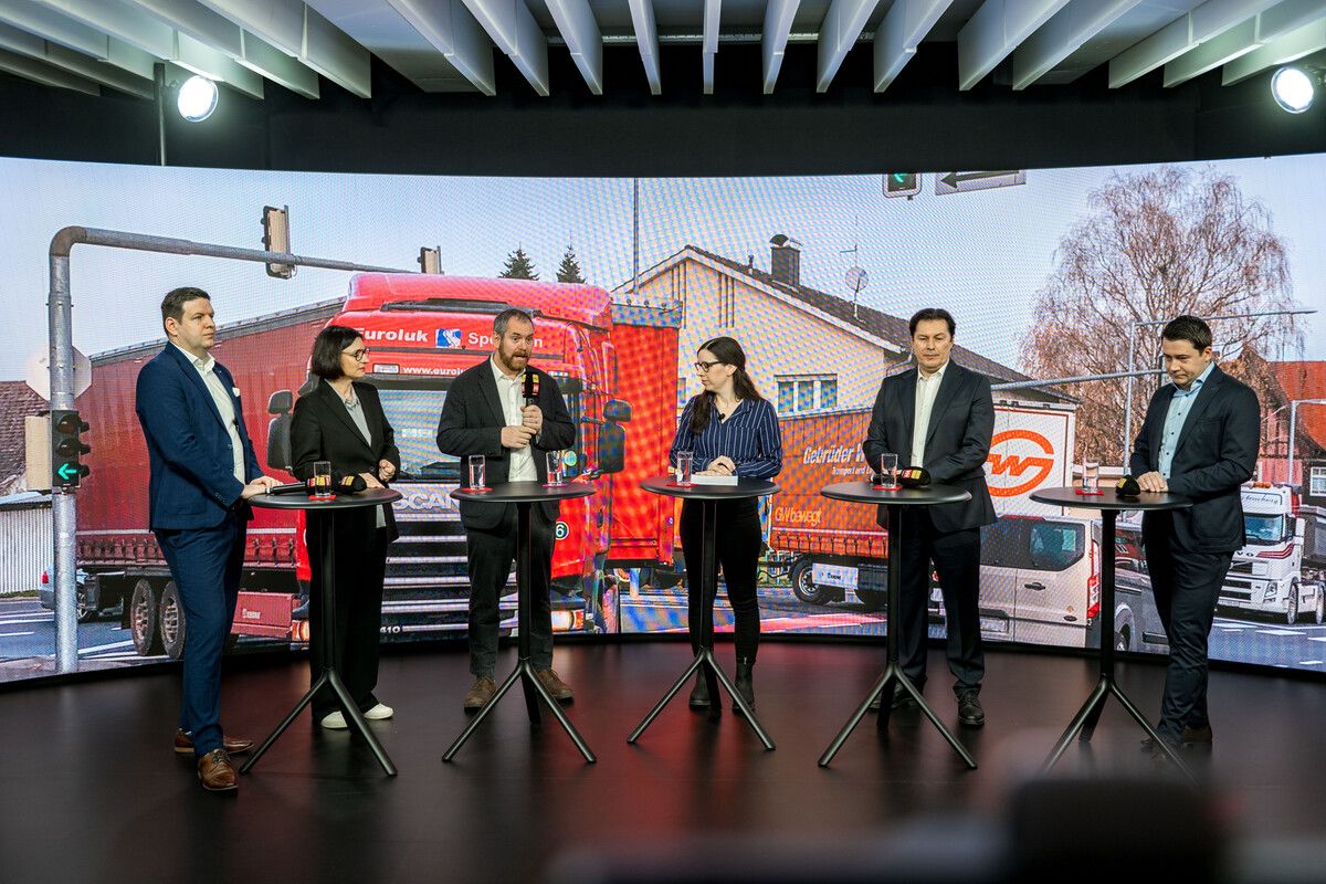 Lustenau-Kandidaten fürs Bürgermeisteramt (v.l.): Philipp Kreinbucher-Tyler (SPÖ), Ruth Lukesch (Neos), Simon Vetter (Grüne), VN-Moderatorin Birgit Entner-Gerhold, Martin Fitz (FPÖ) und Patrick Wiedl (ÖVP). ⇒VN/Rhomberg
