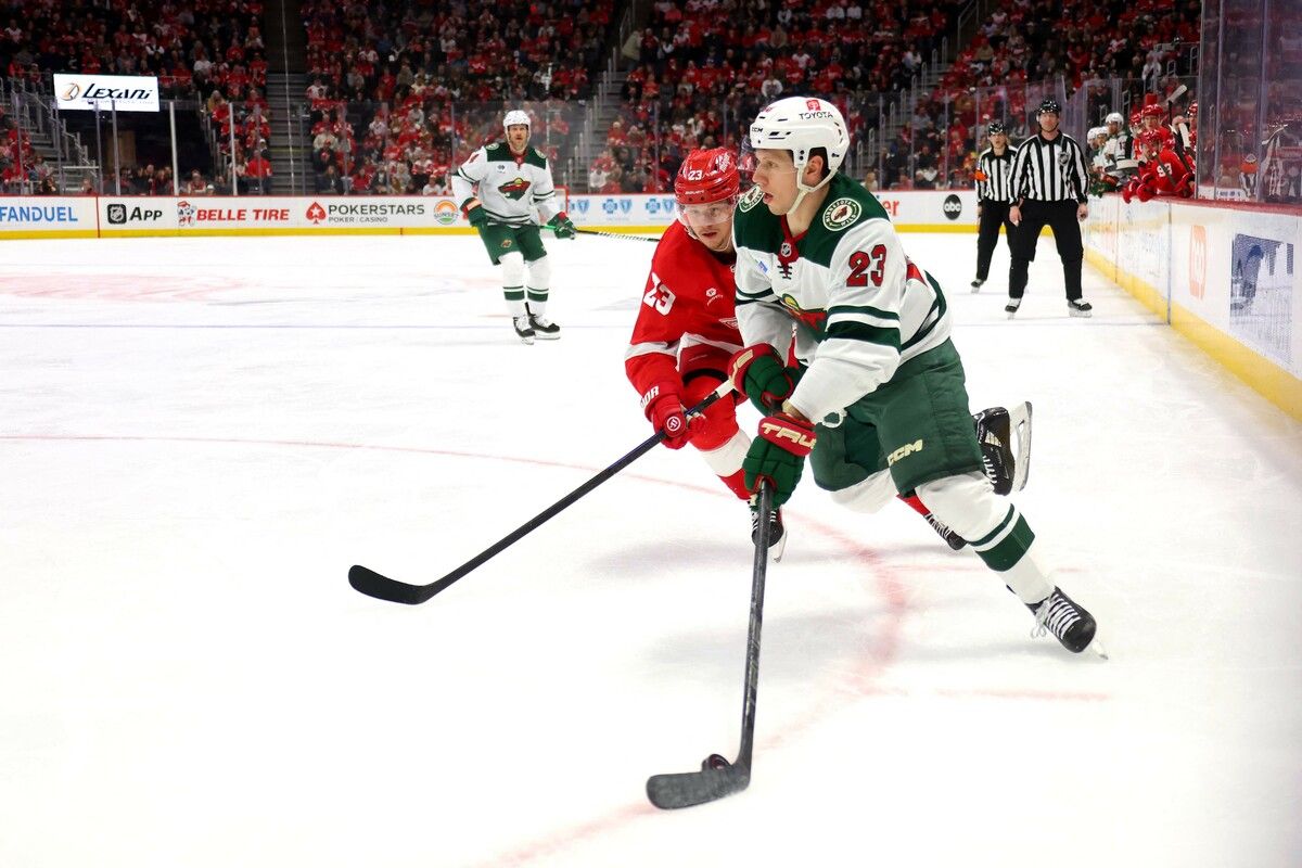 Marco Rossi und die Minnesota Wild mussten eine Heimniederlage gegen Detroit einstecken. Dennoch: Der Rankler leistete mit seinem Treffer zum 1:0 Historisches.⇒apa