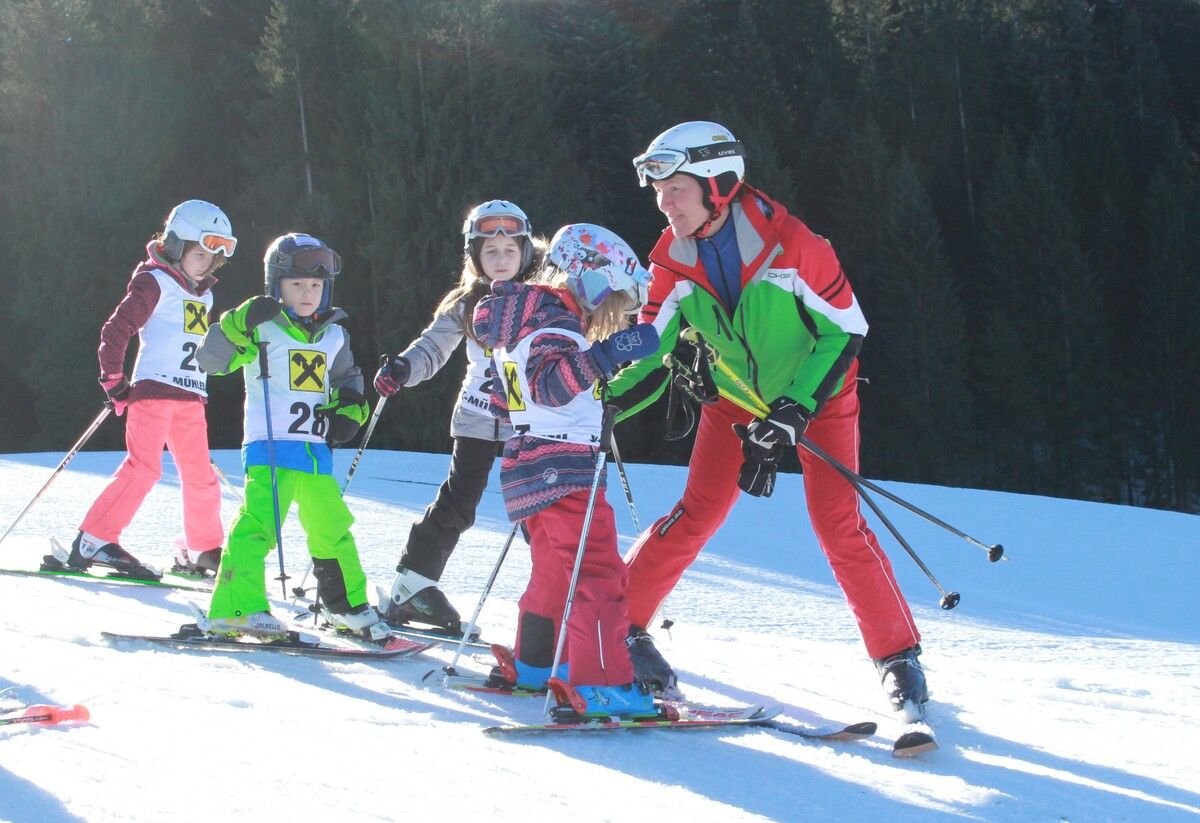 Marlies Feurstein in ihrem Element, sie liebt es, den Kindern die Freude am Skifahren zu vermitteln.