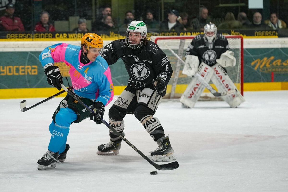 Martin Grabher Meier (l.) und der EHC Lustenau feierten mit dem 4:1 gegen den SC Hohenems im achten Ländle-Derby den siebten Sieg.⇒VN/Stiplovsek