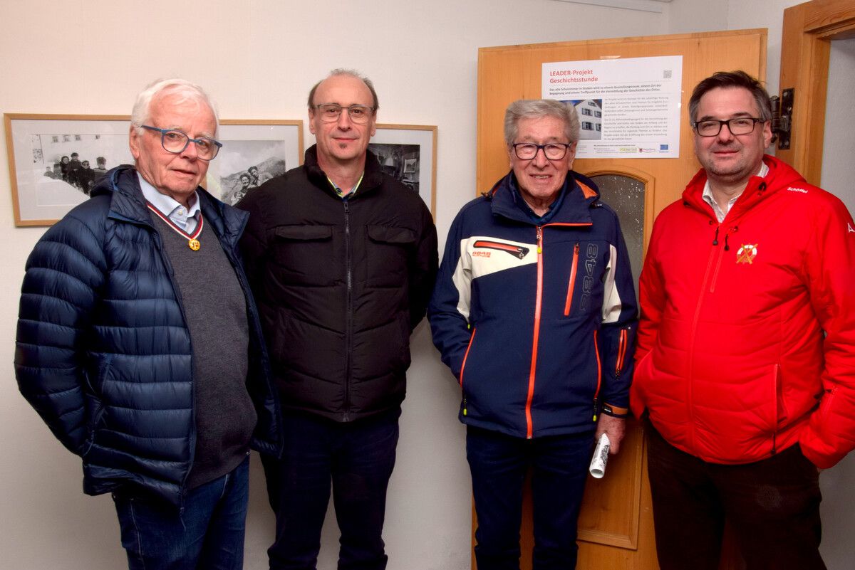 Martin Rhomberg, Dietmar Tschohl, Werner Walser und Christopf Thöny bei der Ausstellungseröffnung im alten Schulhaus in Stuben am Arlberg. ⇒SCO