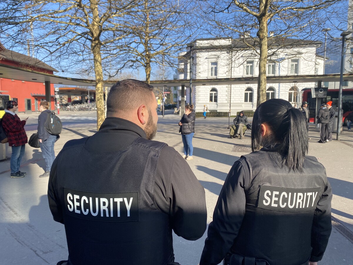 Michelle und Mario sorgen im Auftrag der Stadt für Ordnung am Busbahnhof Dornbirn. Sie sind vor allem für die Fahrgäste und deren Sicherheit da. ⇒VN/Rauch
