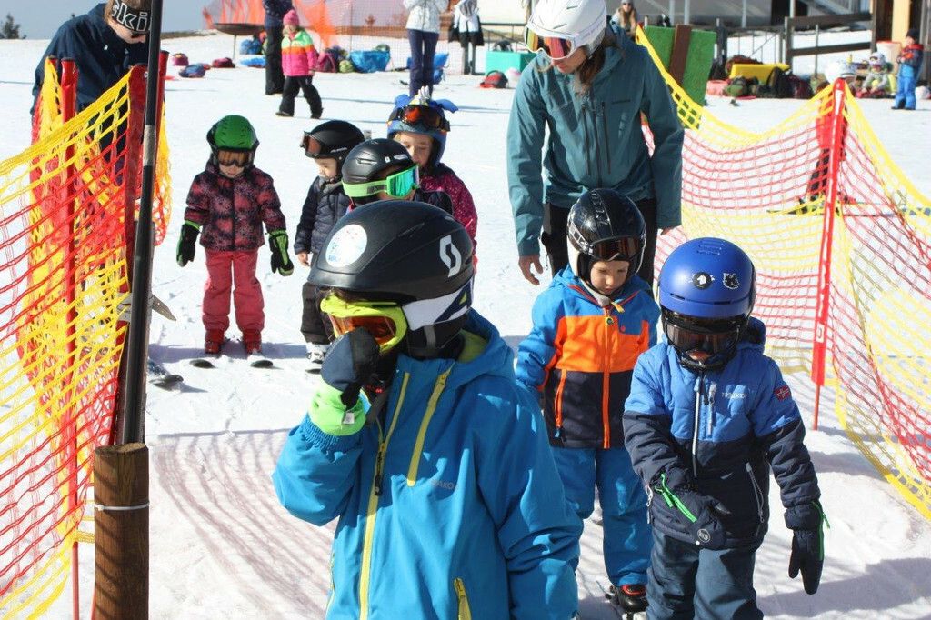 Mit Begeisterung stürmten die Kinder den Zwergberg in Furx. ⇒vn-Tk