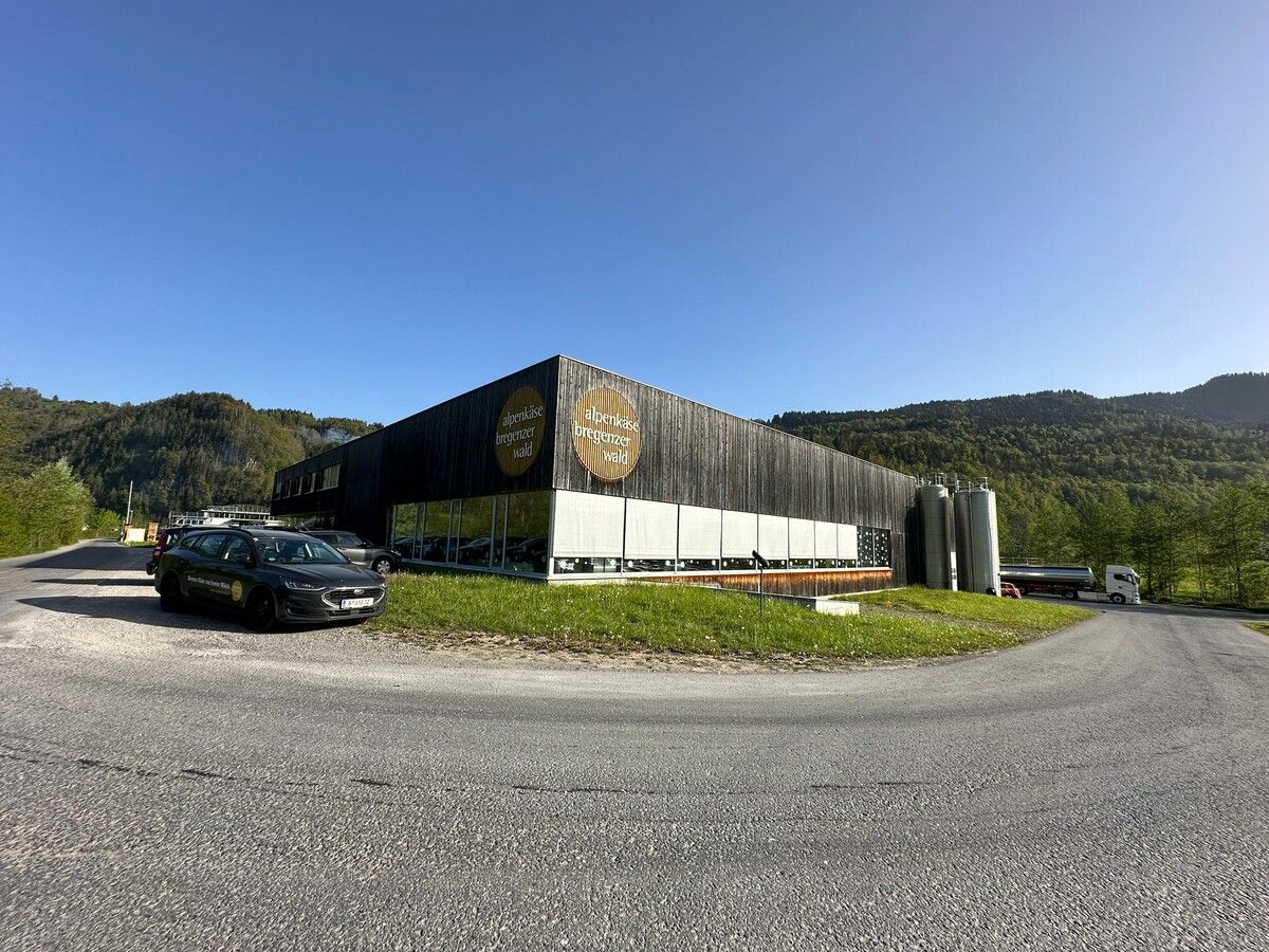 Mit der Investition in Schnepfau stärkt Alpenkäse Bregenzerwald (im Bild: Hauptsitz) seine Marktposition bei handwerklich hergestellten Käsespezialitäten. ⇒VOL.AT/Mayer