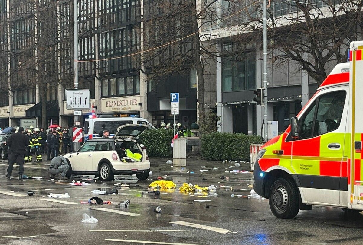 Mit einem Mini Cooper raste der Asylwerber in den Demonstrationszug der Gewerkschaft Verdi. ⇒