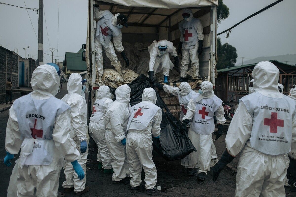 Mitglieder des kongolesischen Roten Kreuzes und des Zivilschutzes verladen die Leichen der Opfer der jüngsten Zusammenstöße in Goma. afp