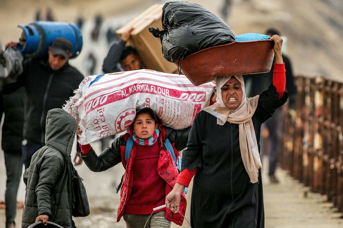 Nach wie vor sind viele Menschen mit ihrem Hab und Gut auf dem Weg in ihre Heimat im Norden Gazas. afp (5)