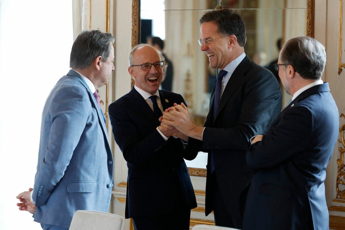NATO-Generalsekretär Mark Rutte (2. v. r.) mit den Premiers von Belgien und Luxemburg sowie Interimskanzler Schallenberg.⇒afp