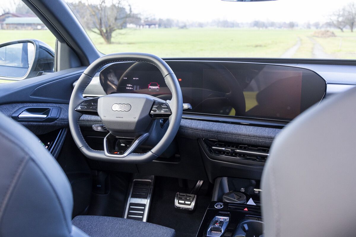Wohlfühlambiente mit großer Cockpit-Bildschirmlandschaft im Innenraum.