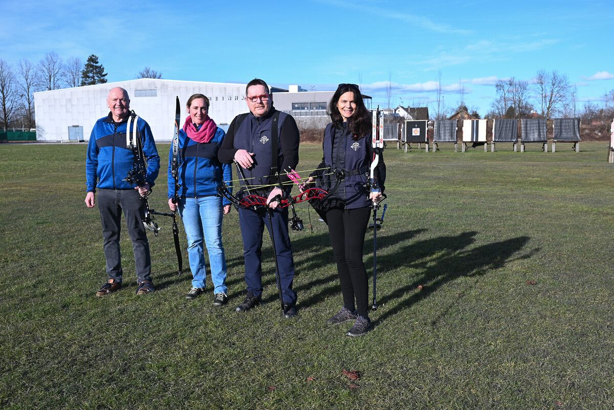 Obmann Karl Schmid, Sandra Hechenberger, Mario Wintschnig und Katharina Racher vom Bogensportclub Lustenau machen ihren Platz zukunfts- und sturmfit. ⇒BvS (3)