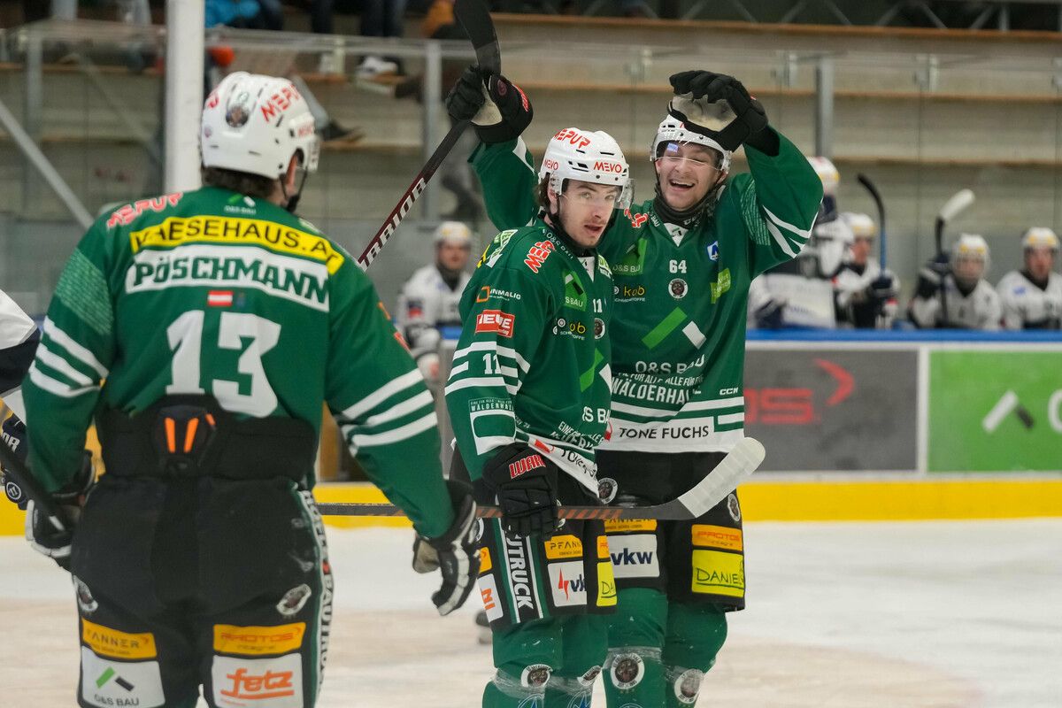 Philipp Pöschmann (Nummer 13) und Janick Wernicke (rechts) bejubeln den Torschützen zum 1:0-Führungstreffer, Yannik Lebeda.⇒VN-Stiplovsek