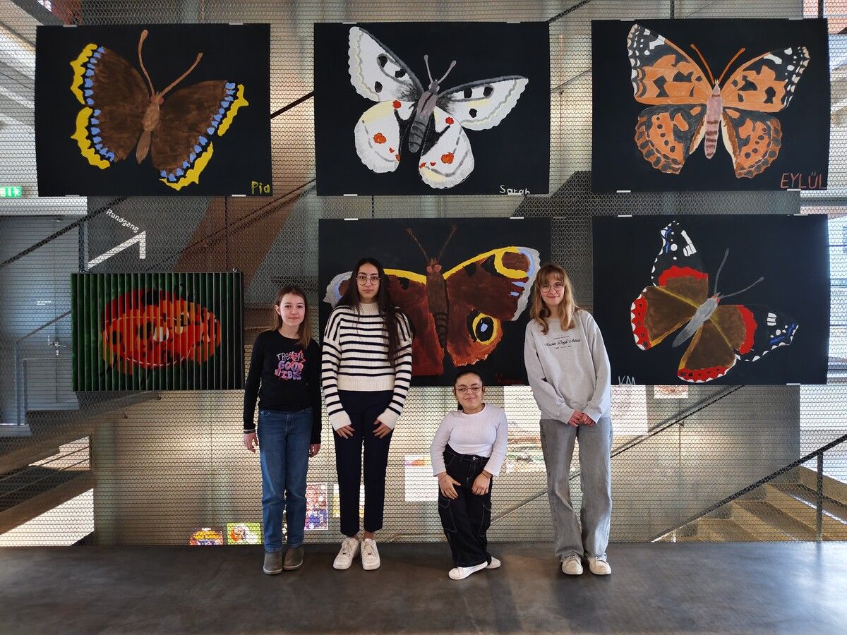 Pia, Eylül, Rousim und Vanessa vor den bunten Kunstwerken.⇒he