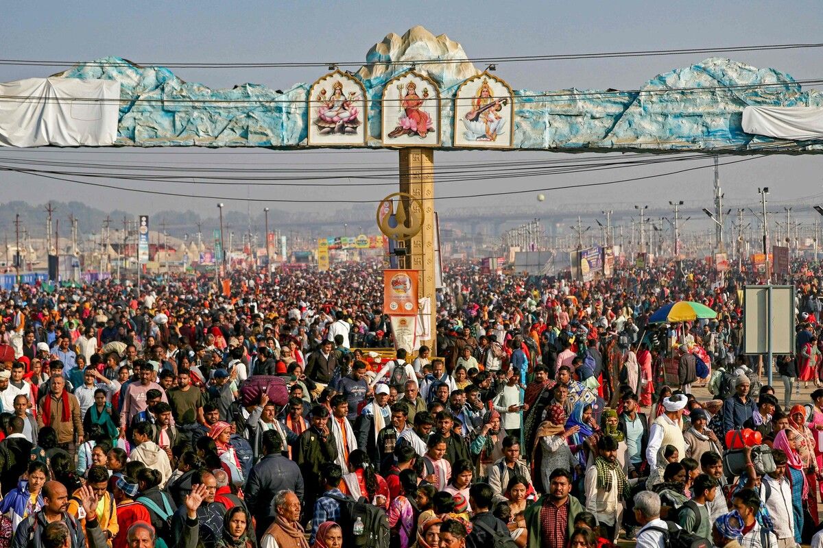 Pilger in Indien kommen während des Maha-Kumbh-Mela-Festes in Prayagraj zu einem heiligen Bad zusammen. afp