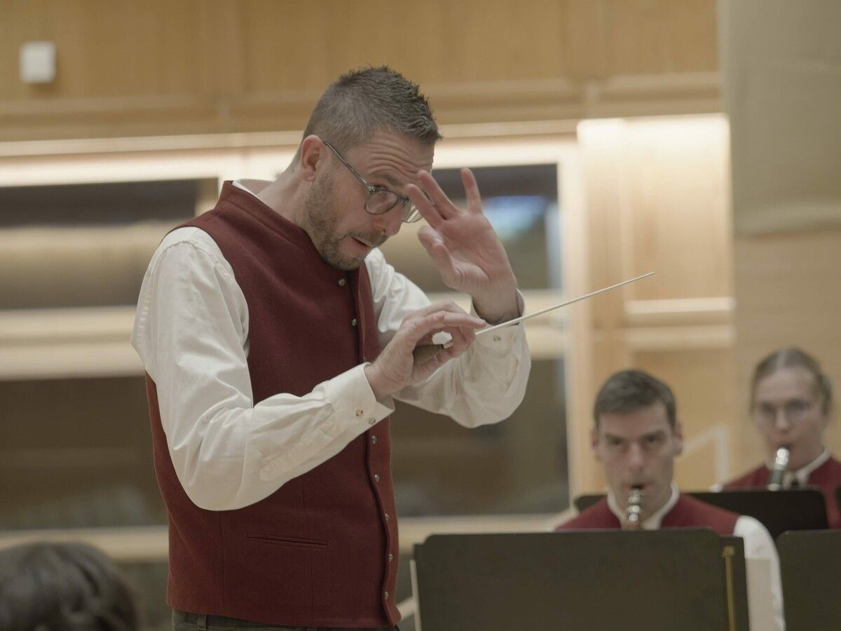 Präzise Probenarbeit mit Kapellmeister Benjamin Markl. ⇒Jürgen Grasmuck