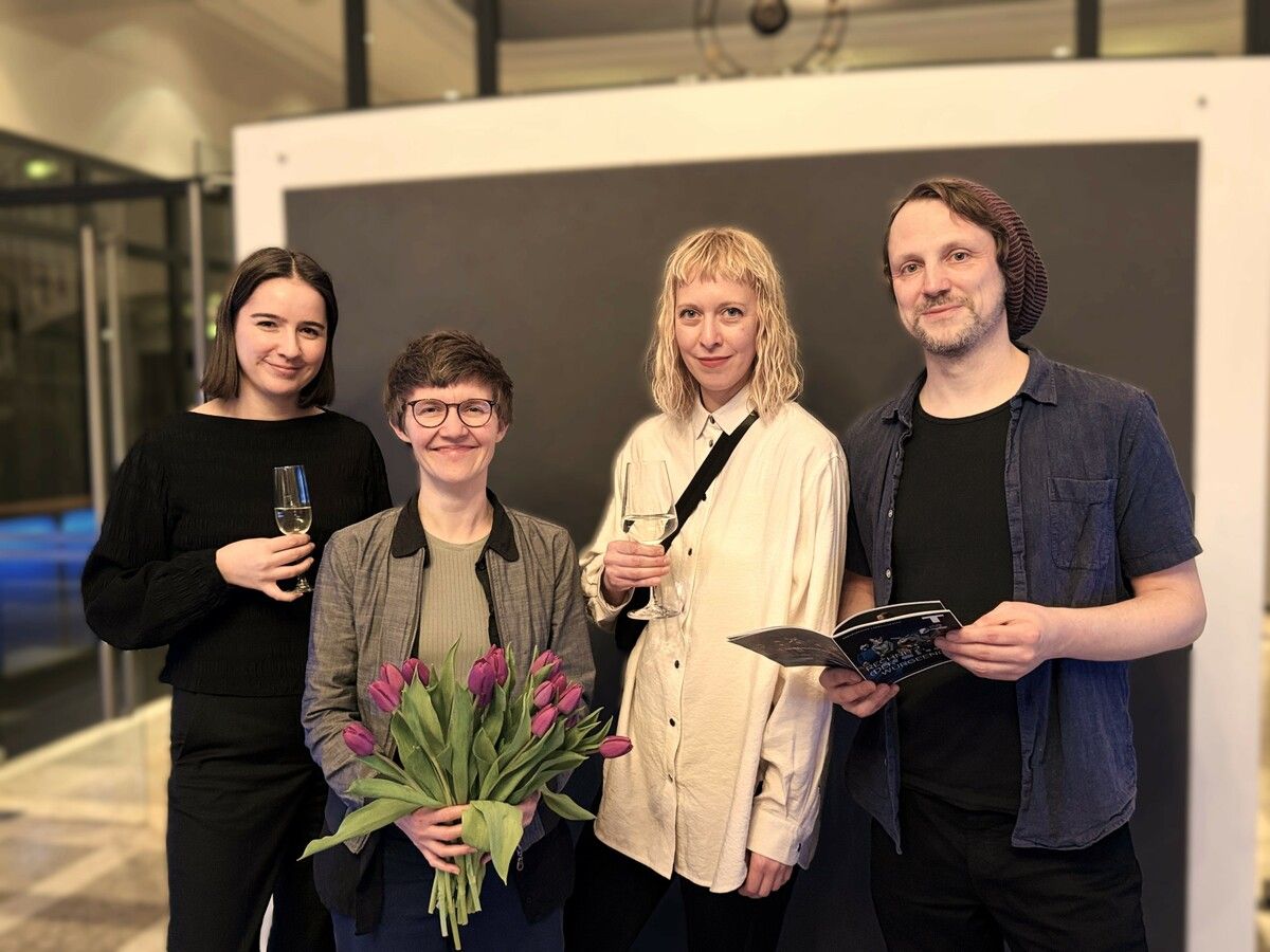 Regisseurin Bérénice Hebenstreit (2.v.l.) mit Bühnen- und Kostümbilderin Mira König, Dramaturgin Jennifer Weiss und Musikdramaturg Michael Isenberg bei der Premierenfeier im T-Cafe des Landestheaters. ⇒SIE