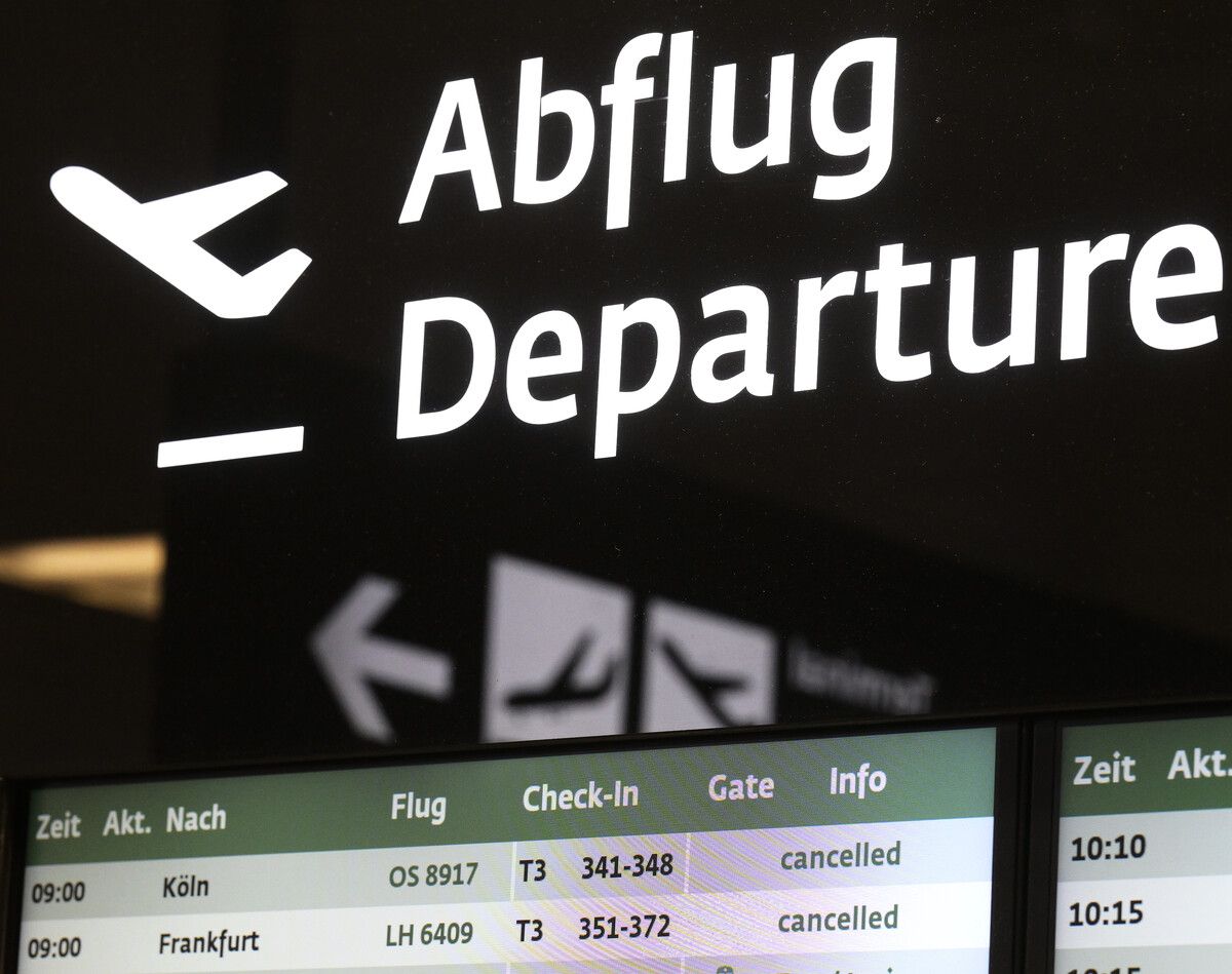 Reisende sollten sich frühzeitig über den Status ihres Fluges informieren.⇒apa/jaeger