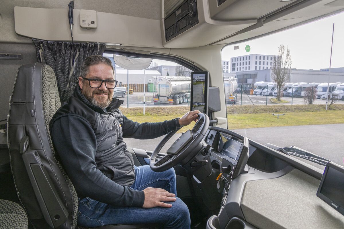 René Köfel hat sich in der Coronapandemie zum Fahrlehrer umschulen lassen. „Der E-Lkw ist ein Traum”, sagt er.⇒ VN/Paulitsch (3)