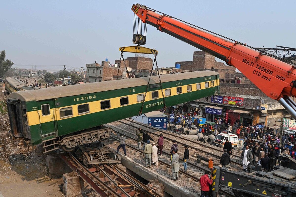 Rettungskräfte setzen einen Kran ein, um die Gleise zu räumen, nachdem ein Zug in der Nähe von Lahore entgleist war. AFP